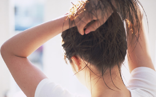 頭皮の臭いが気になる人の原因と７つの対処方法